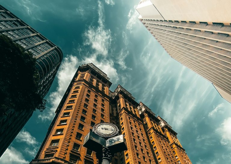 Veja o que fazer em São Paulo quando chove: roteiros cobertos de 4 horas e 1 dia, museus, centros culturais, cinemas, passeios com crianças, opções gratuitas e programas perto do metrô.