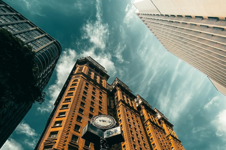 Veja o que fazer em São Paulo quando chove: roteiros cobertos de 4 horas e 1 dia, museus, centros culturais, cinemas, passeios com crianças, opções gratuitas e programas perto do metrô.