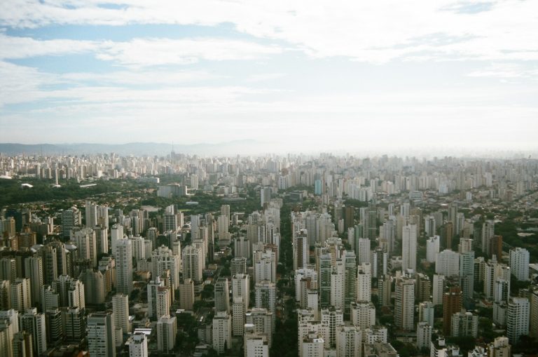Veja 20 mirantes gratuitos em São Paulo, com opções para pôr do sol, vista noturna, metrô, acessibilidade, café, fotos, reserva gratuita e links oficiais.