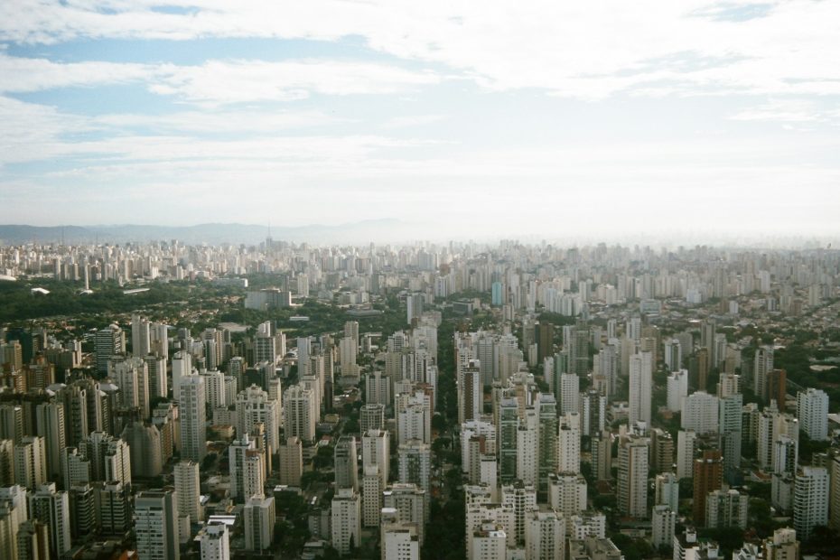 Veja 20 mirantes gratuitos em São Paulo, com opções para pôr do sol, vista noturna, metrô, acessibilidade, café, fotos, reserva gratuita e links oficiais.