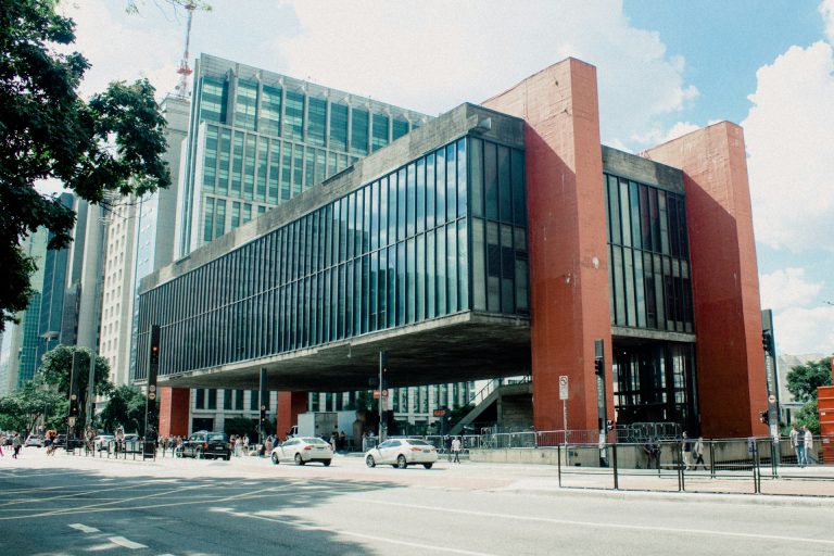 Veja museus gratuitos em São Paulo por dia da semana: calendário de segunda a domingo, horários, gratuidades permanentes, regras, reservas, metrô e links oficiais.